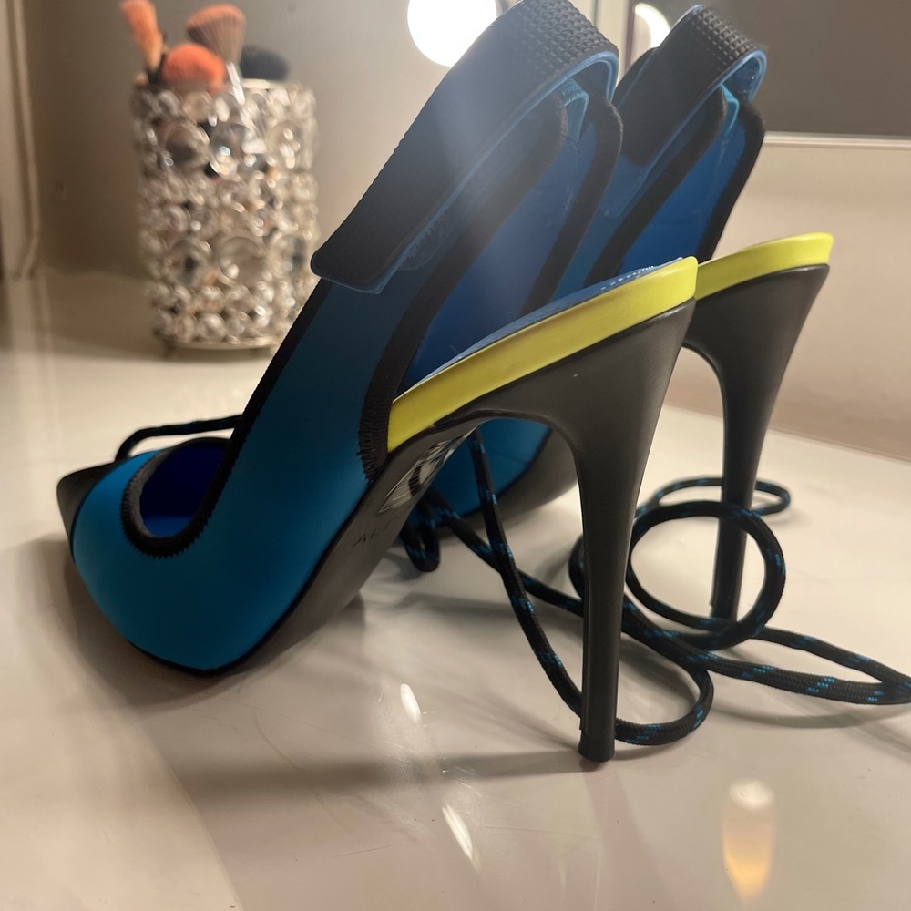 Blue heels - Picture 3 of 3